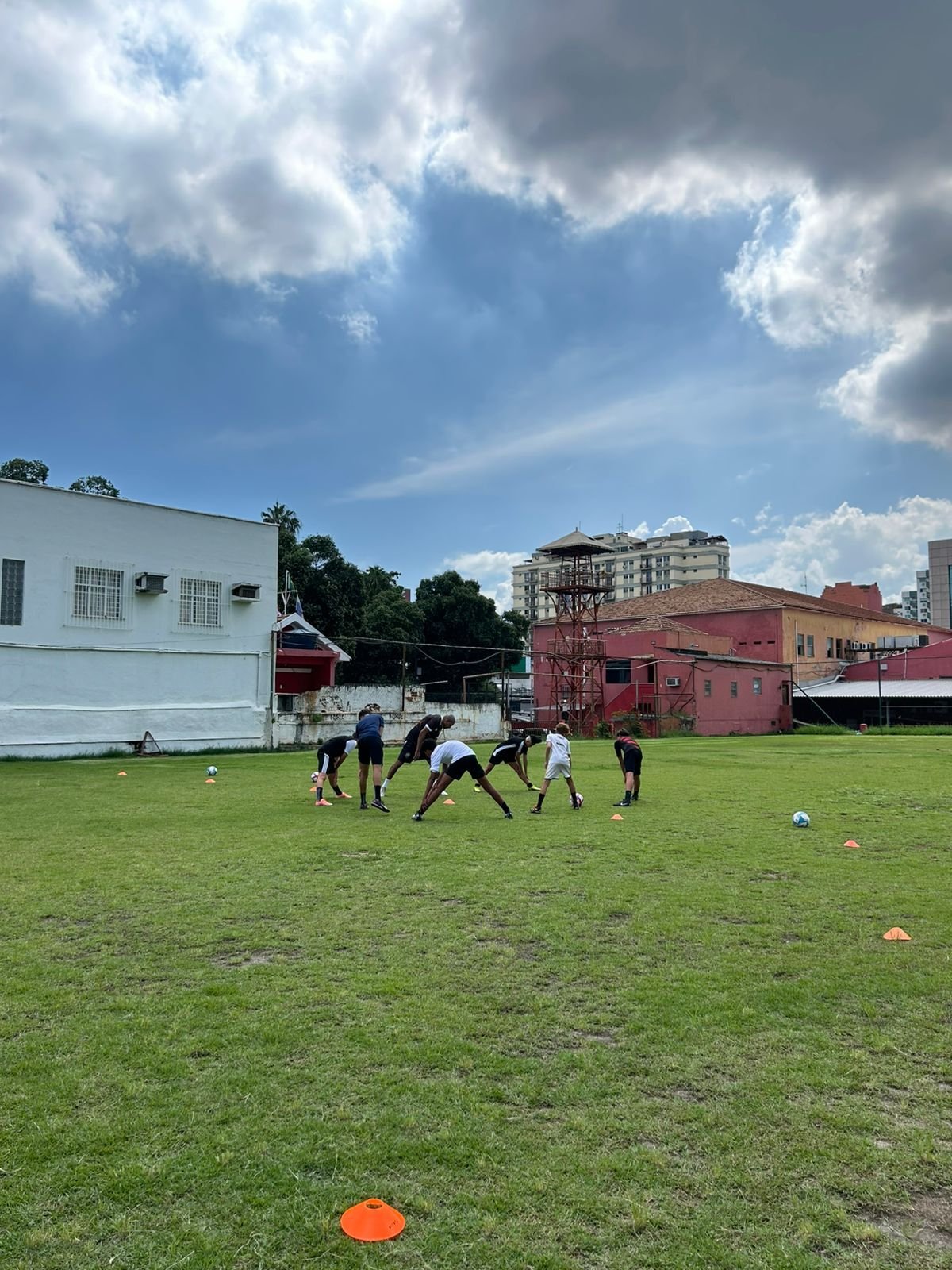 Alunos em formação durante alongamento