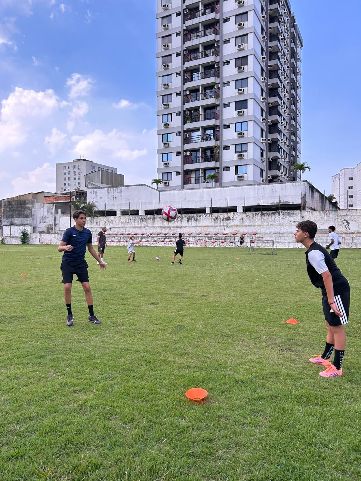 Alunos treinando passe em dupla