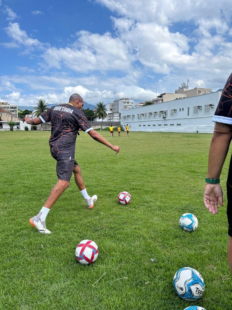Professor Dayvid Saint-Clair em ação durante o treino